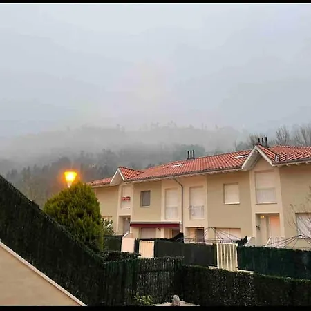 Сasa de vacaciones Casa En La Montaña Con Piscina De Temporada Arredondo