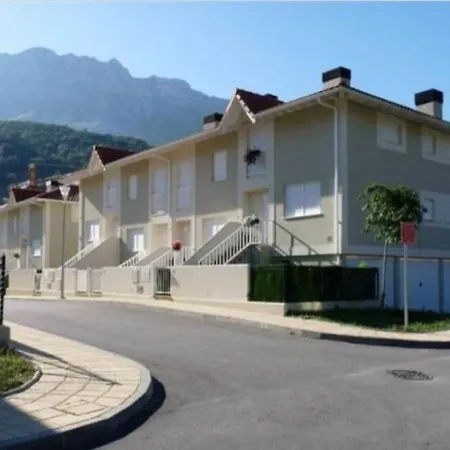 Сasa de vacaciones Casa En La Montaña Con Piscina De Temporada Arredondo