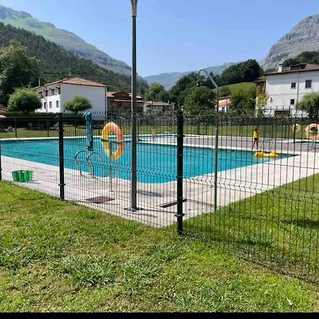 Casa En La Montaña Con Piscina De Temporada Сasa de vacaciones