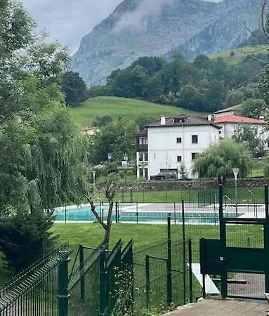Casa En La Montaña Con Piscina De Temporada Сasa de vacaciones