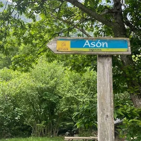Casa En La Montaña Con Piscina De Temporada Сasa de vacaciones *
