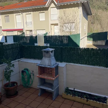 Casa En La Montaña Con Piscina De Temporada Сasa de vacaciones *