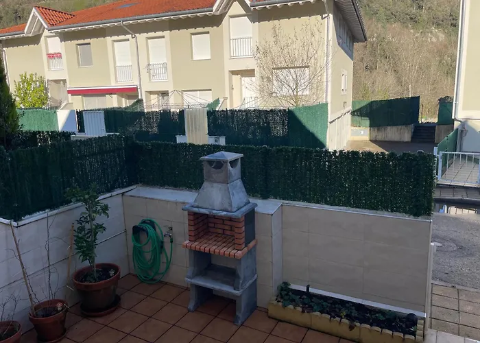 Casa En La Montana Con Piscina De Temporada Hébergement de vacances *